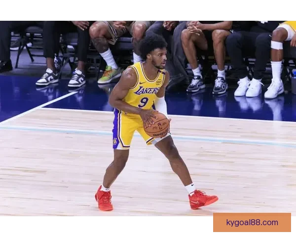 布朗尼背靠背连胜带领南湾湖人13战全胜 雷迪克称赞其努力表现