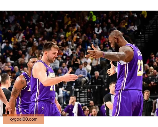 东契奇复出砍下42分12助 湖人力克骑士里夫斯艾顿发挥出色